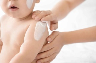 10 modi per idratare la pelle dei bambini in estate
