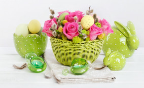 centrotavola di Pasqua, fai da te, fiori e uova