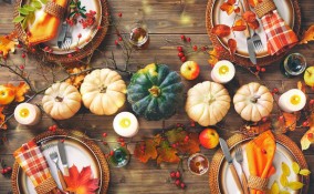 decorare tavola autunno con foglie secche, decorare tavola autunno, decorare tavola foglie