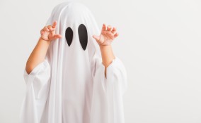 come fare vestito fantasma con lenzuolo, vestito fantasma lenzuolo