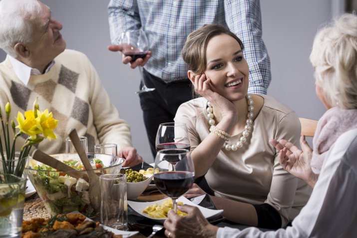 Cena a casa della suocera: come comportarsi con la padrona di casa?