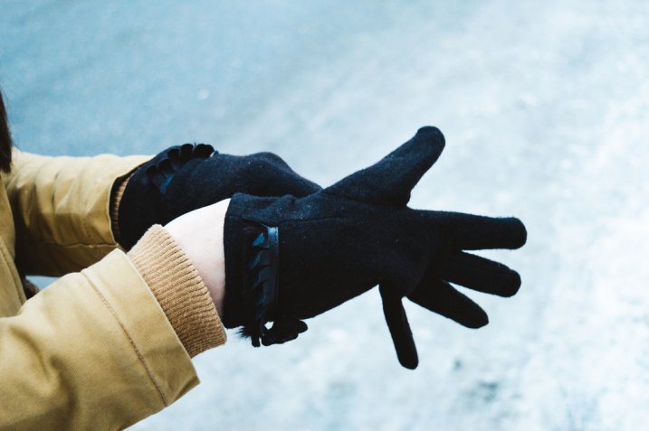 Accessori moda inverno 2017: guanti e manicotti per completare il look