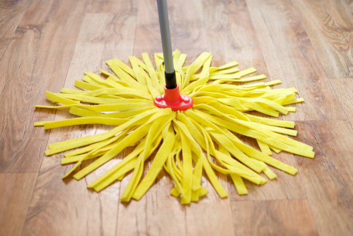 Parquet laminato: come pulirlo per igienizzare la casa a fondo