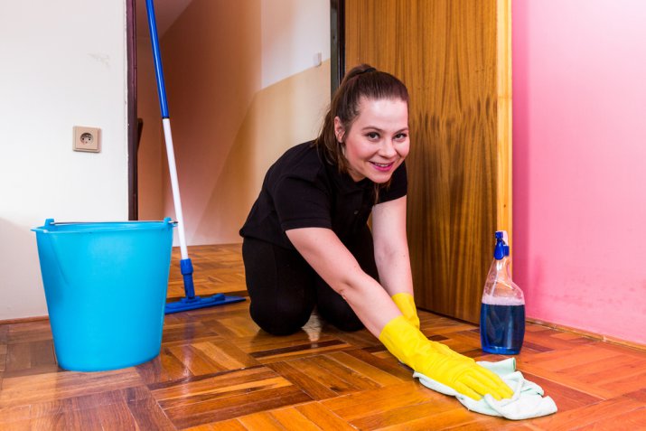 Parquet laminato: come pulirlo per igienizzare la casa a fondo