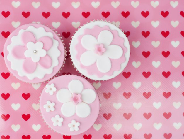 Cake design di San Valentino: cuori e fiori in pasta di zucchero