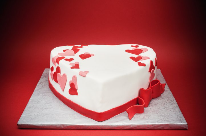 Cake design di San Valentino: come si fa e come si usa il fondente rosso