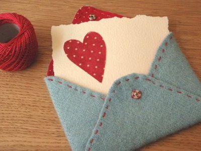 Fai da te di San Valentino: la busta di stoffa cucita a mano per le lettere d'amore