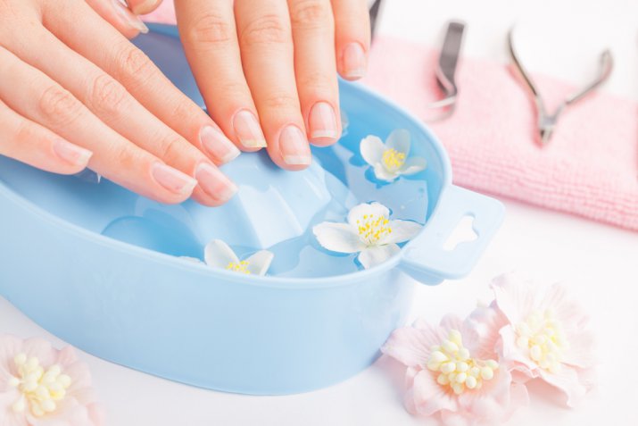 Manicure perfetta: come prendersi cura delle mani a casa