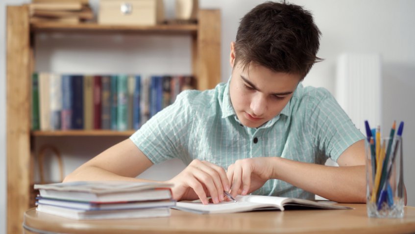 Mio figlio non fa i compiti: 7 consigli per motivarlo