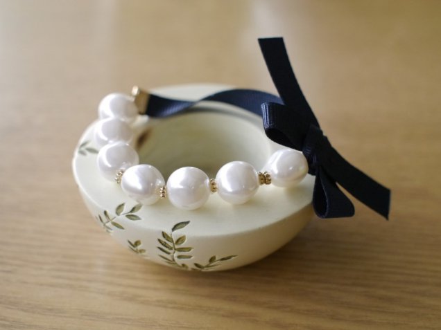 Come indossare la collana di perle in modo chic ma giovanile