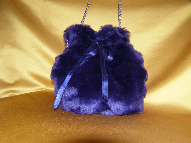 Riciclo creativo della pelliccia: come trasformare un pellicciotto in una borsa a secchiello