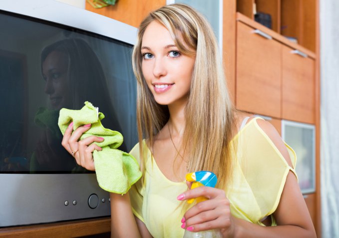 Come pulire lo schermo della tv senza lasciare aloni