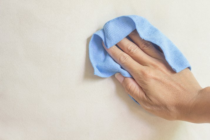 Divano in tessuto: come pulire il rivestimento di stoffa sfoderabile