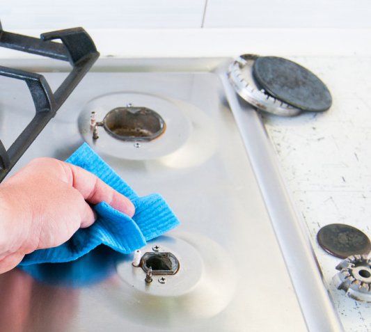 Come pulire i fornelli incrostati: 3 rimedi facili