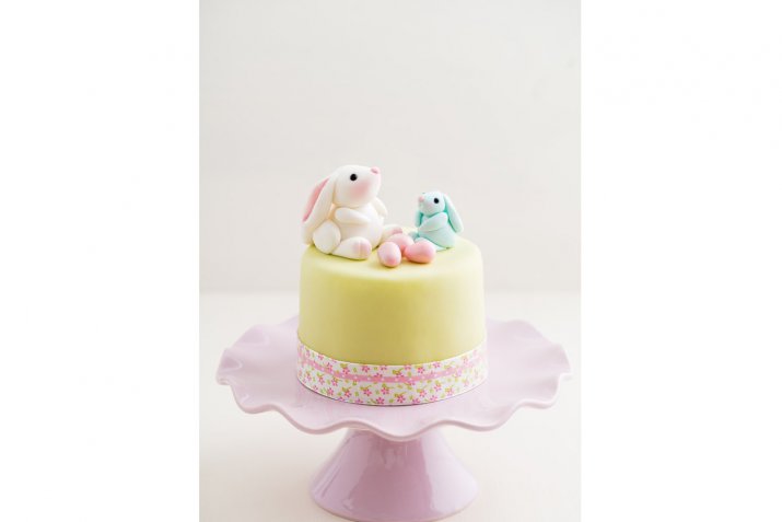 Cake design per la Pasqua: uova e coniglietti decorati con la pasta di zucchero
