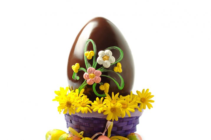 Cake design per la Pasqua: uova e coniglietti decorati con la pasta di zucchero