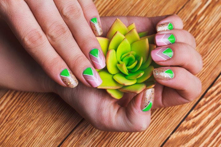 Nail art floreale, 7 idee da copiare per unghie a tema primaverile