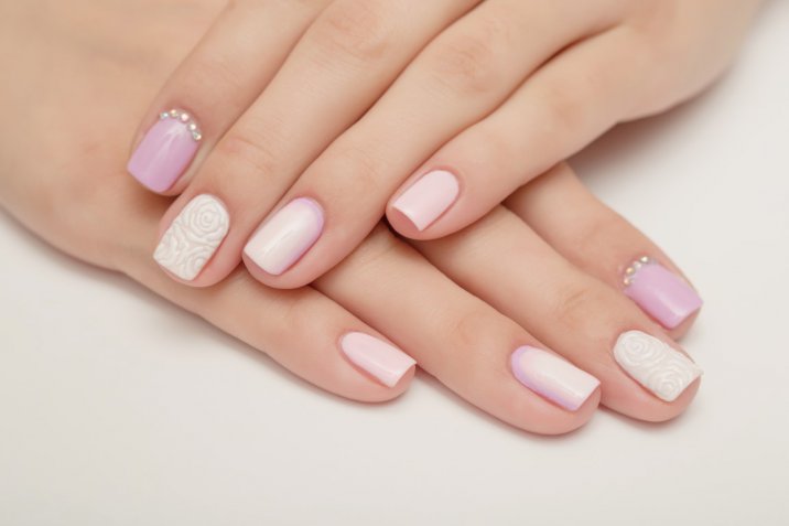 Nail art in rosa: lo stile Barbie conquista il mondo della decorazione unghie