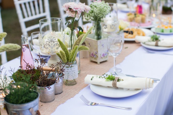 Le 15 idee per apparecchiare tavola in terrazza o giardino per una cena d'estate
