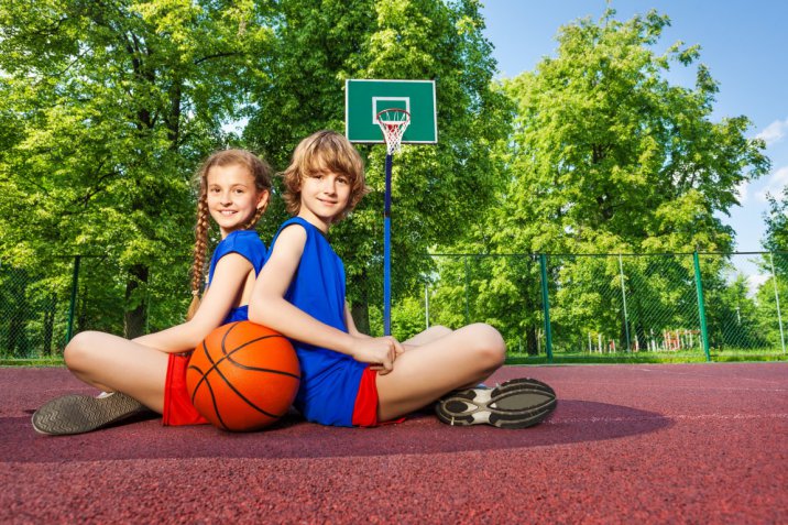 Sport per tutta la famiglia: le attività più complete da fare con i figli in estate