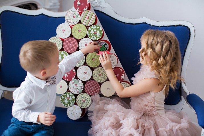 Calendario Avvento fai da te per i bambini, 7 decorazioni originali con carta e cartoncino