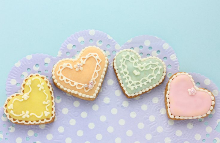 Biscotti a forma di cuore, le decorazioni più romantiche con pasta di zucchero e ghiaccia reale