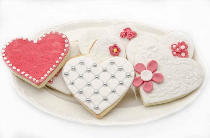 Biscotti a forma di cuore, le decorazioni più romantiche con pasta di zucchero e ghiaccia reale