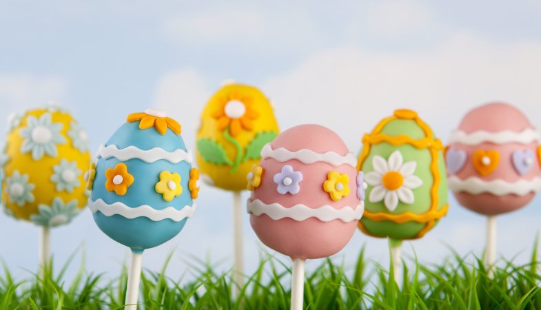 Uova di Pasqua decorate con la pasta di zucchero, le idee per personalizzarle