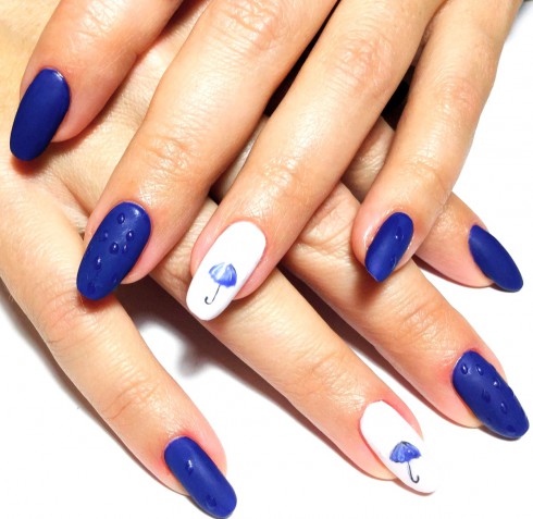 La nail art in blu elettrico con 5 decorazioni di tendenza per l'estate