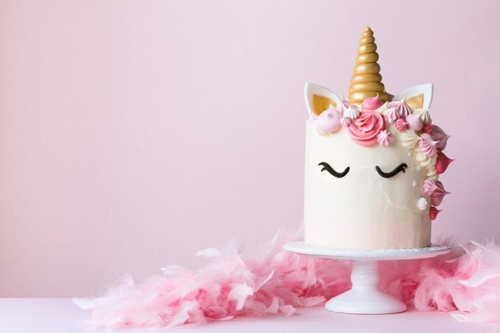 Torta unicorno arcobaleno, come fare la decorazione con 7 idee facili