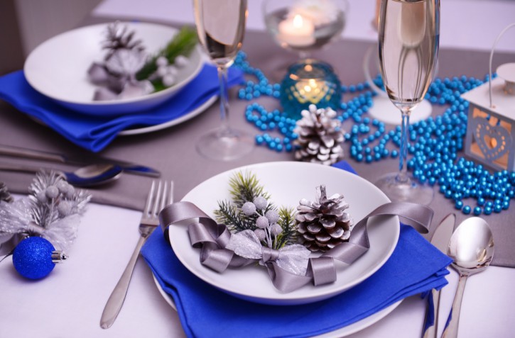 Come apparecchiare e decorare la tavola a Capodanno: 5 soluzioni per renderla elegante