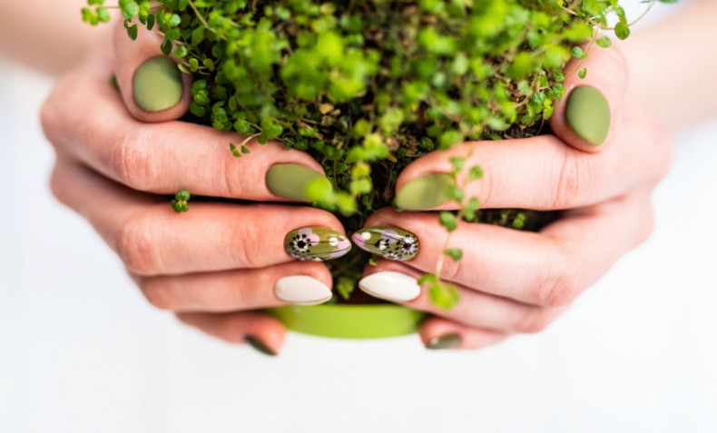 Nail art in verde militare: 7 decorazioni da provare