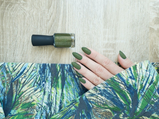 Nail art in verde militare: 7 decorazioni da provare