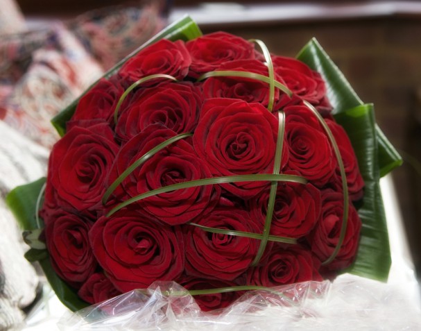 Bouquet sposa con rose rosse: 9 composizioni che conquistano