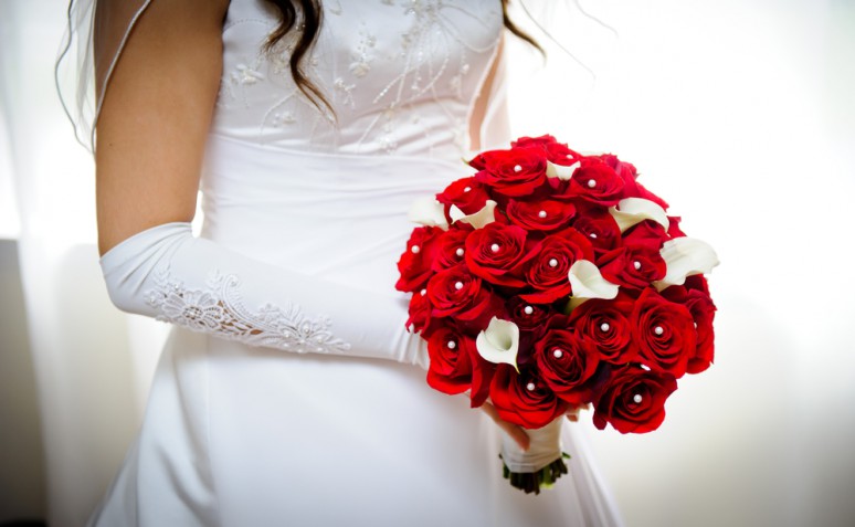 Bouquet sposa con rose rosse: 9 composizioni che conquistano