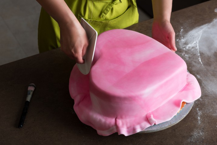 Come rivestire una torta a forma di cuore con la pasta di zucchero