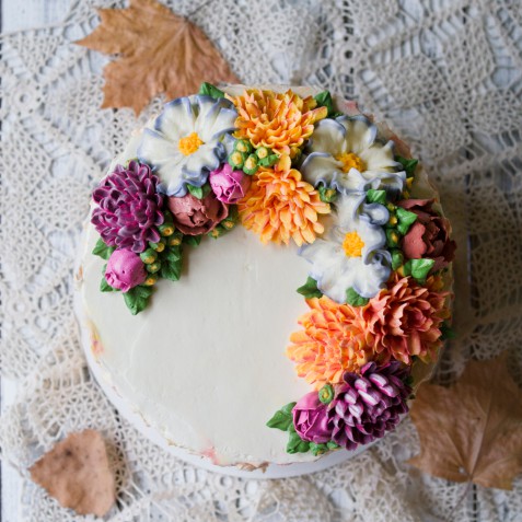 Flower cake: 9 decorazioni spettacolari con i fiori in crema di burro