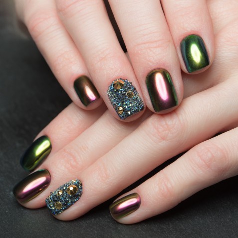 Le 10 nail art con brillantini e glitter per unghie come gioielli