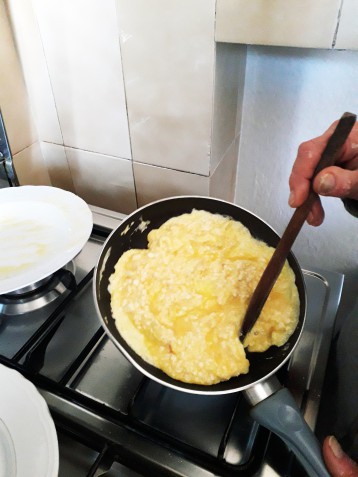 Come fare una frittata di uova e il trucco per girarla senza farla cadere