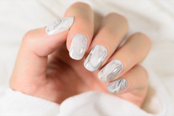 Decorazione unghie: le 10 nail art in colori chiari da provare