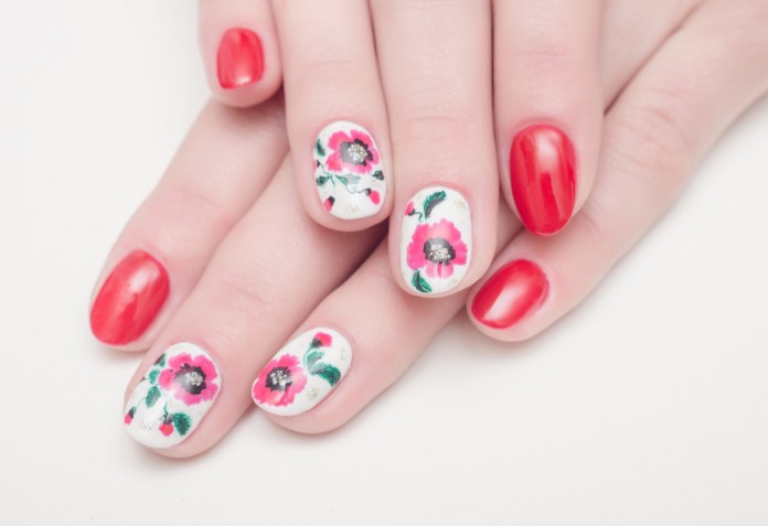 Le nail art con fiori stilizzati più belle per la primavera
