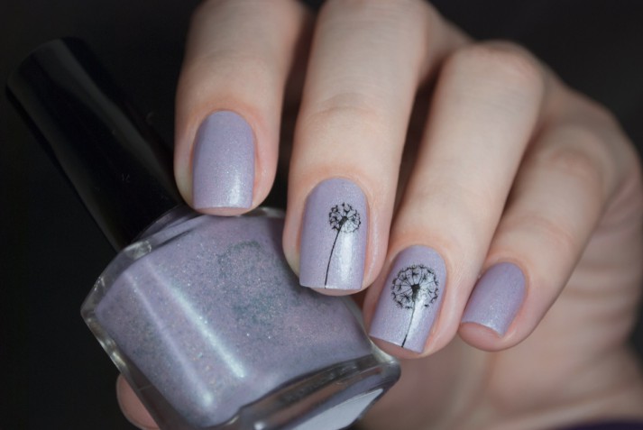 Le nail art con fiori stilizzati più belle per la primavera