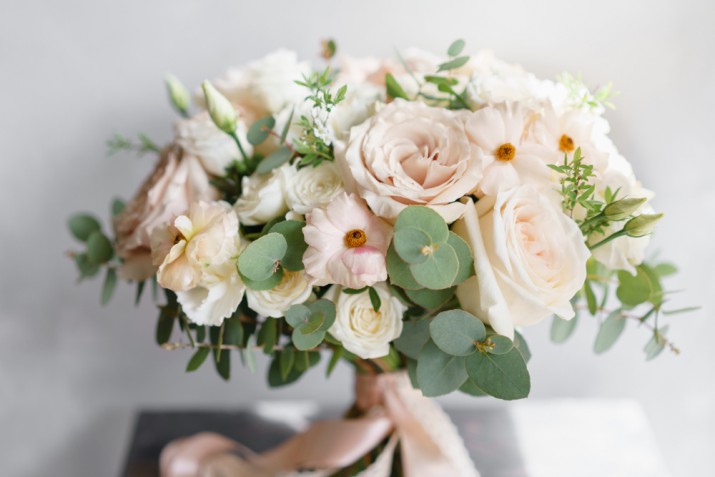 Bouquet sposa messy: 15 foto con i mazzi asimmetrici di tendenza