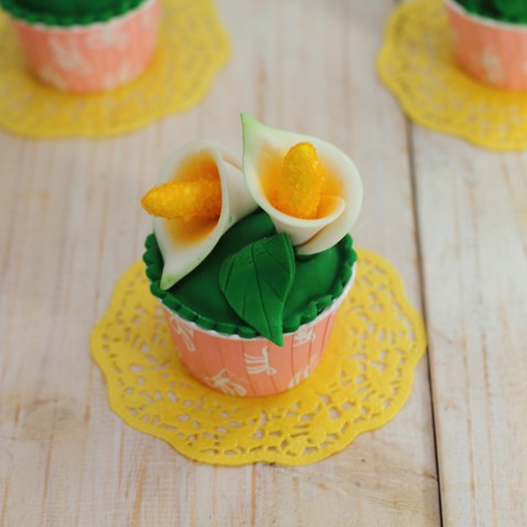 Cupcake decorati con i fiori in pasta di zucchero: 11 foto a cui ispirarsi