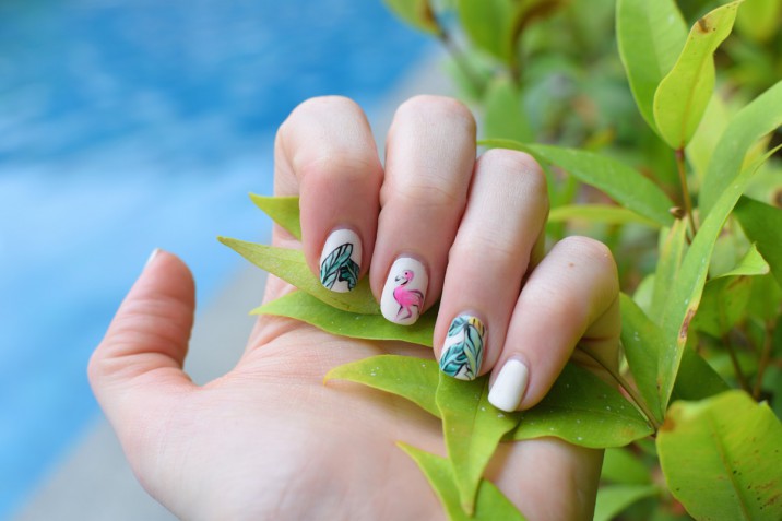 Nail art fenicottero: 7 decorazioni unghie perfette per l'estate