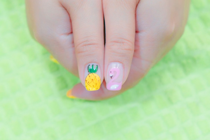 Nail art fenicottero: 7 decorazioni unghie perfette per l'estate