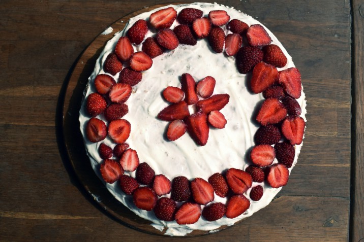 Decorazioni con le fragole sulla torta: 11 foto per disporre i frutti decorativi