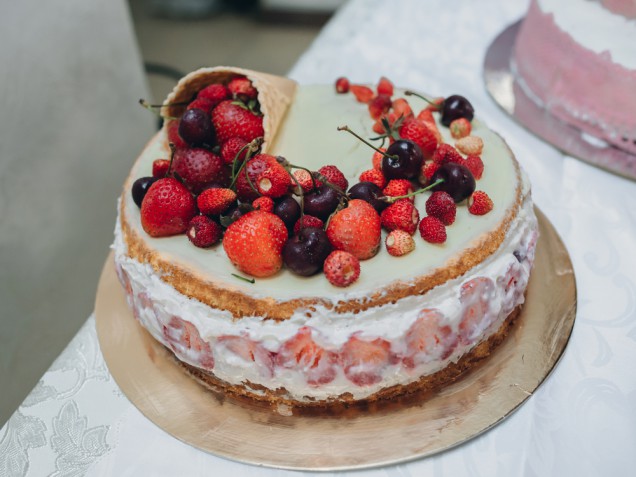 Decorazioni con le fragole sulla torta: 11 foto per disporre i frutti decorativi