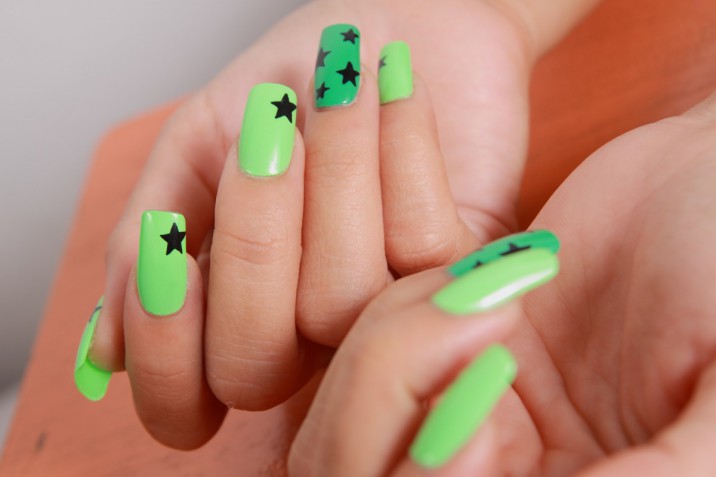 Le nail art con stelle più belle per l'estate