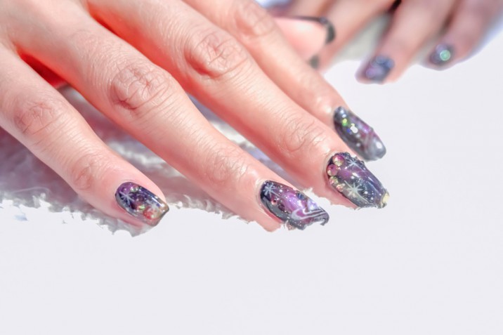 Le nail art con stelle più belle per l'estate